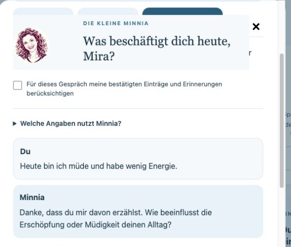 Die kleine Minnia mit ihrem Logo spricht die fiktive Mira persönlich an. Im Beispielgespräch fragt sie nach, wie sich Müdigkeit im Alltag auswirkt.